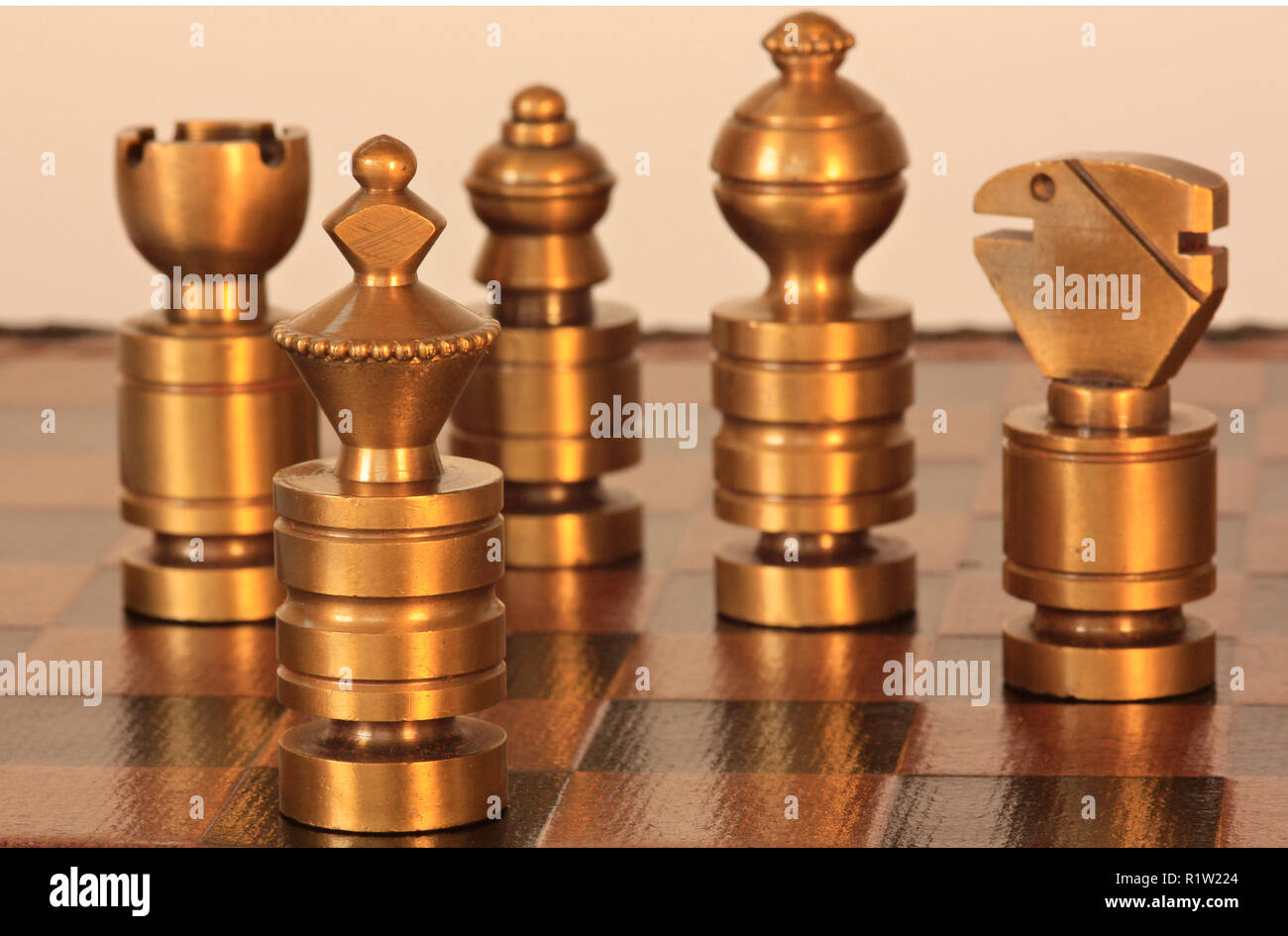 Piezas de ajedrez hechas de bronce y se convirtió en un torno Fotografía de  stock - Alamy