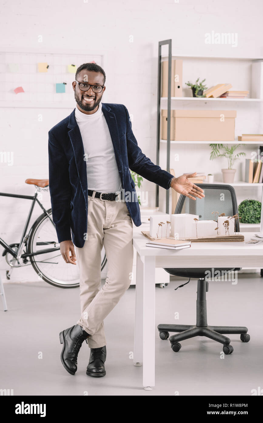 Éxito profesional arquitecto afroamericano que trabajan con las empresas modelo en edificios modernos de oficina Foto de stock