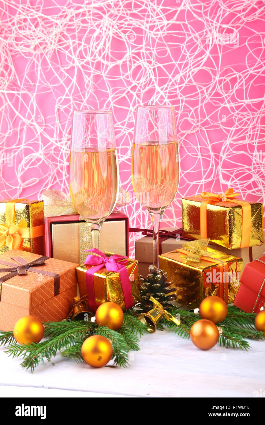 Adornos de Navidad o Año Nuevo con copas de vino, cajas de regalo, velas y  bolas. Tarjeta de felicitación. El enfoque selectivo, copie el espacio  Fotografía de stock - Alamy