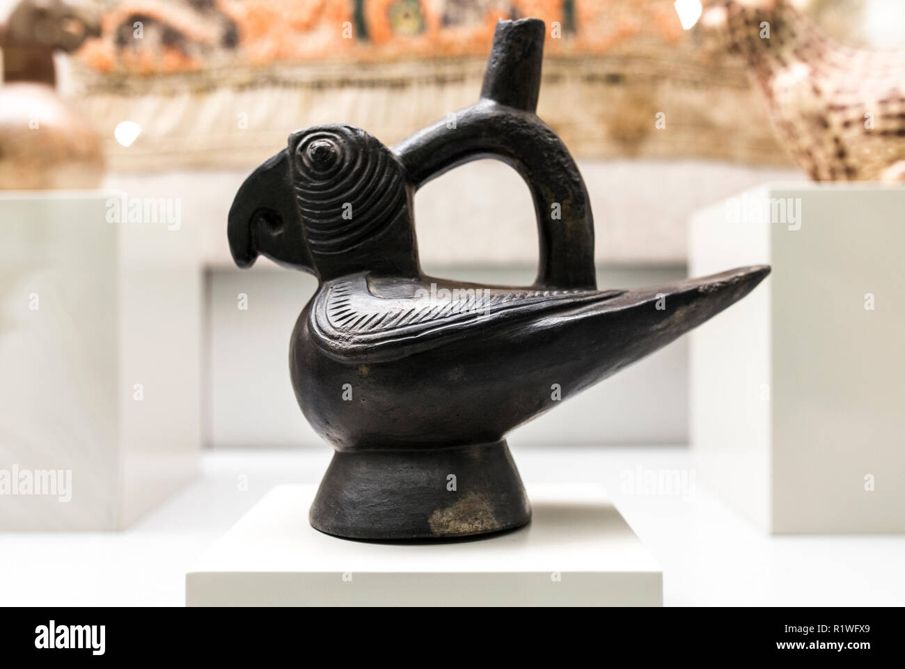 Madrid, España - El 8 de septiembre, 2018: buque escultórica representando el loro de la cultura Moche, antiguo Perú.Museo de América, Madrid, España Foto de stock
