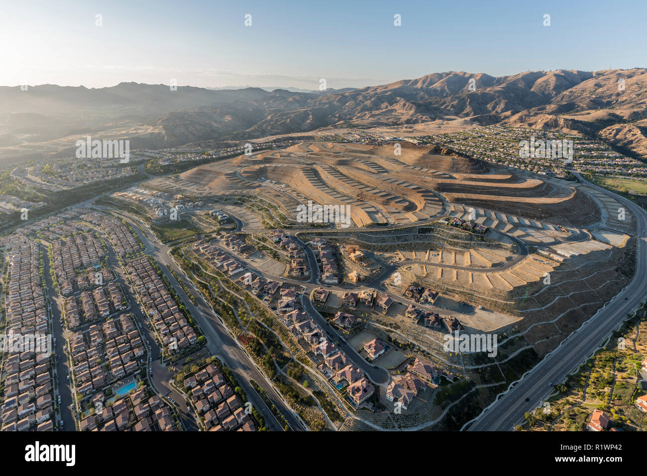 Vista aérea de Porter Ranch, en la cima de una colina de clasificación de  construcción por encima del valle de San Fernando, en Los Angeles,  California Fotografía de stock - Alamy