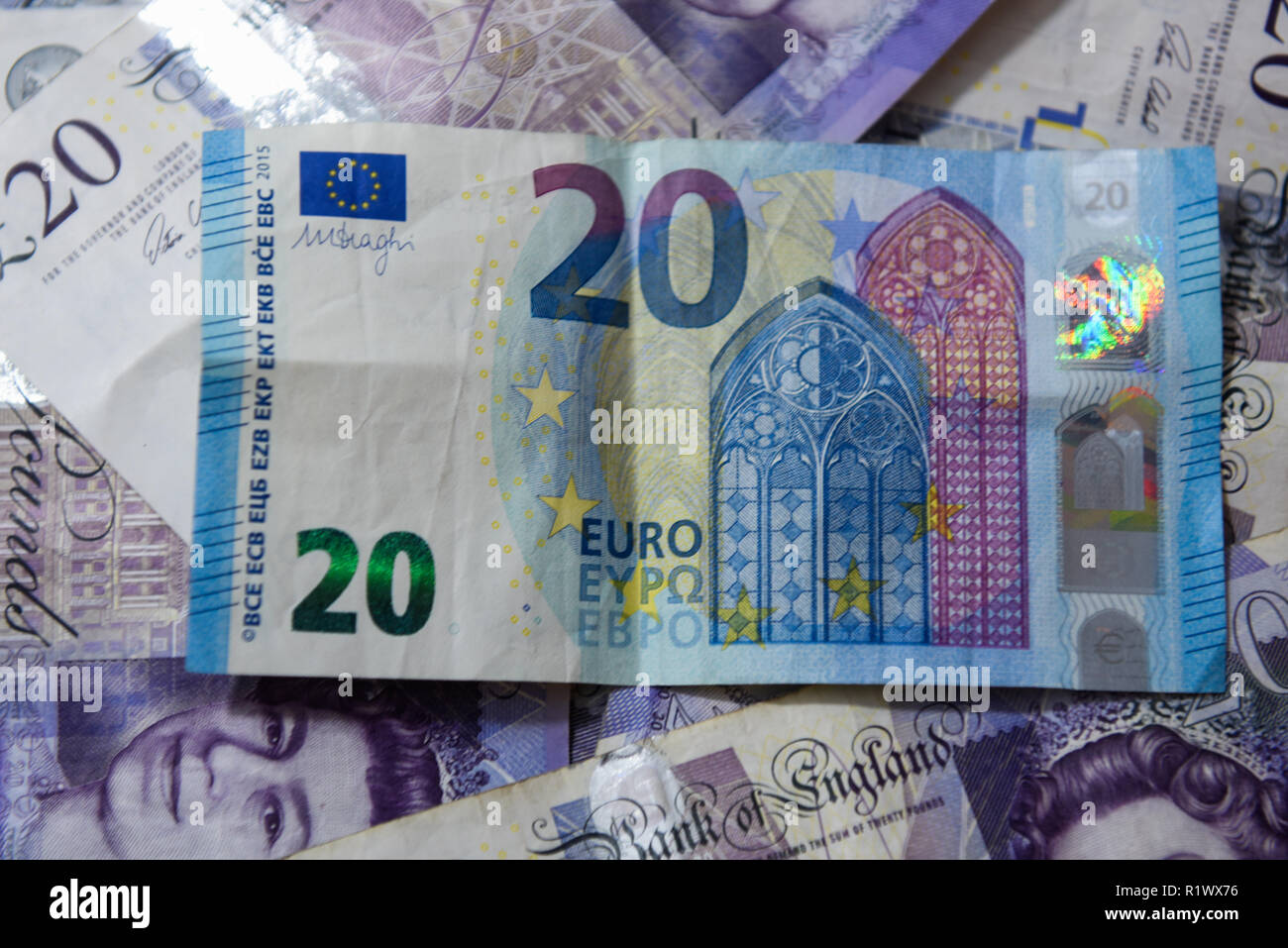 Veinte libras billetes de banco, veinte euros Bank note son vistos muestran. Foto de stock