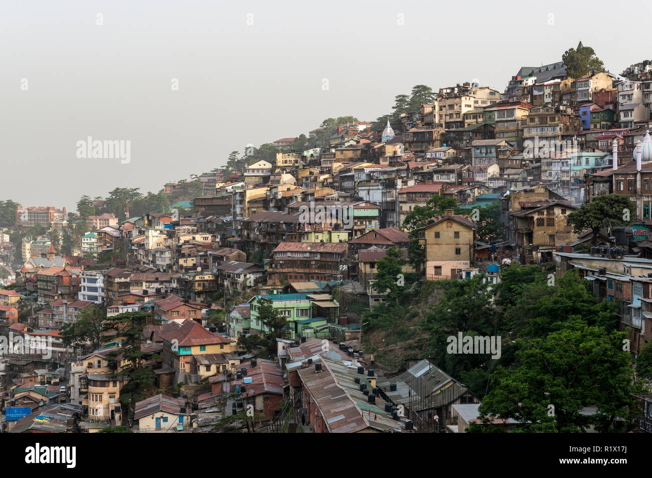 Las casas de Shimla, el capitolio del estado de Himachal Pradesh y muy popular hillstation a 2.200 m, están atrapados en la ladera de una montaña rid Foto de stock