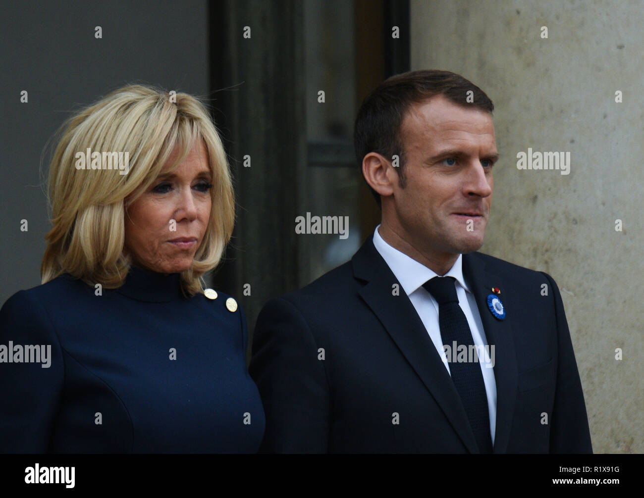 Noviembre 10 2018 Paris Francia El Presidente Frances Emmanuel Macron Y Su Esposa Brigitte Macron Mirar Sobre Nosotros Como Pareja Presidencial Salir Despues De Almorzar En El Palacio De Gobierno Le