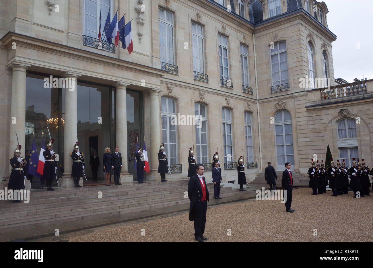 Noviembre 10 2018 Paris Francia El Presidente Frances Emmanuel Macron Y Su Esposa Brigitte Macron Mirar