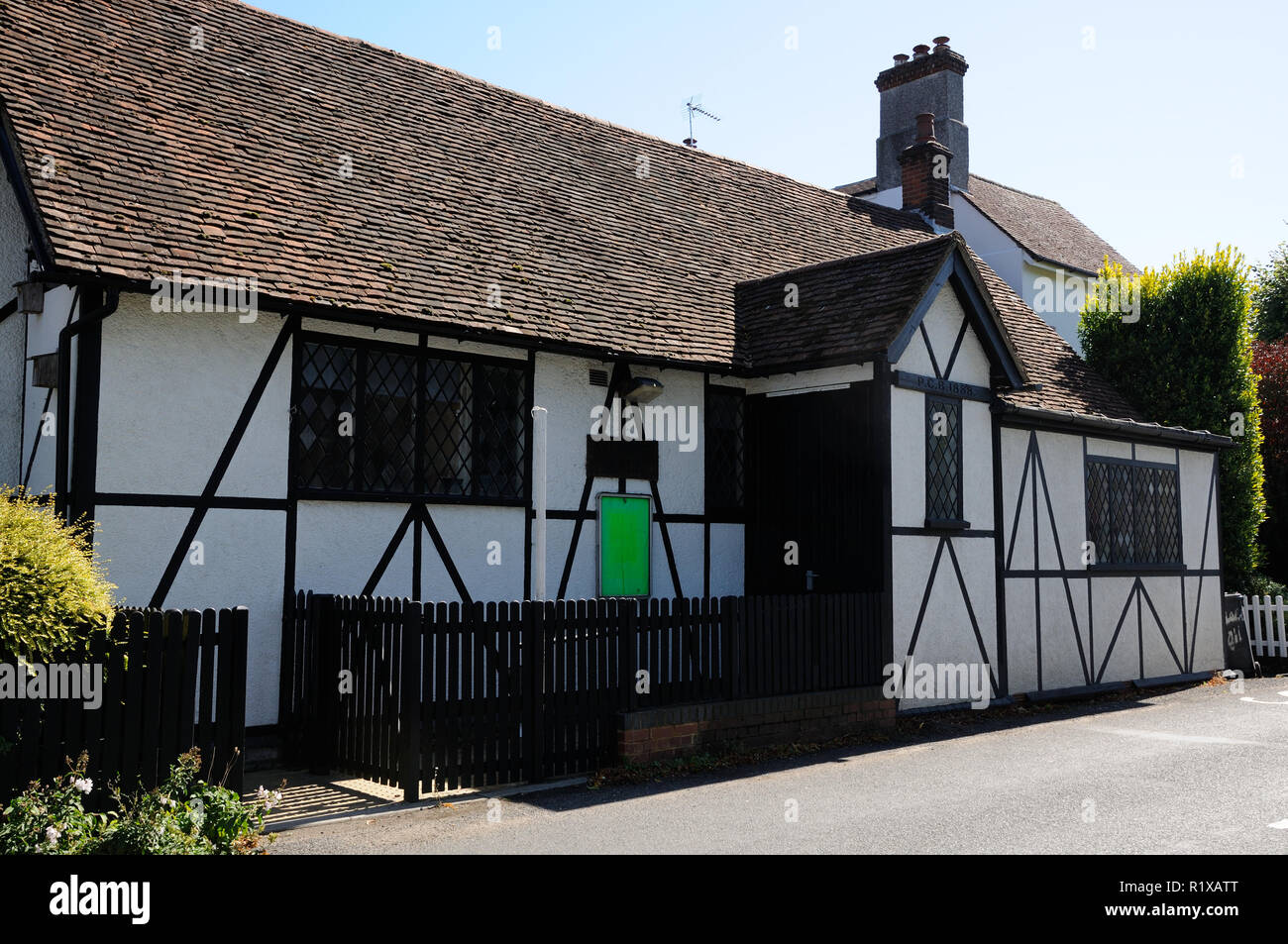 Salón Village., poco Berkhamsted, Hertfordshire, es un edificio blanco con bloques de madera y ventanas de celosía. Foto de stock
