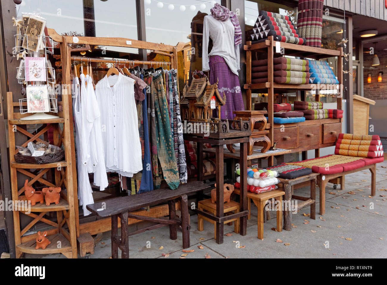 Artesanías tailandesas y ropa para su venta fuera de Spirit House Thai productos de comercio justo y el folk art store en Main Street, BC, Canadá Fotografía de stock -
