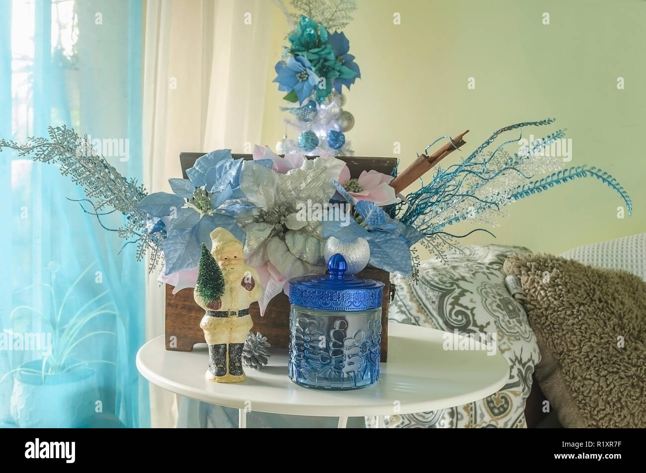 Decoración de Navidad en casa marina, con conchas, caracoles, redes,  piedras y colores marinos con plata y oro Fotografía de stock - Alamy