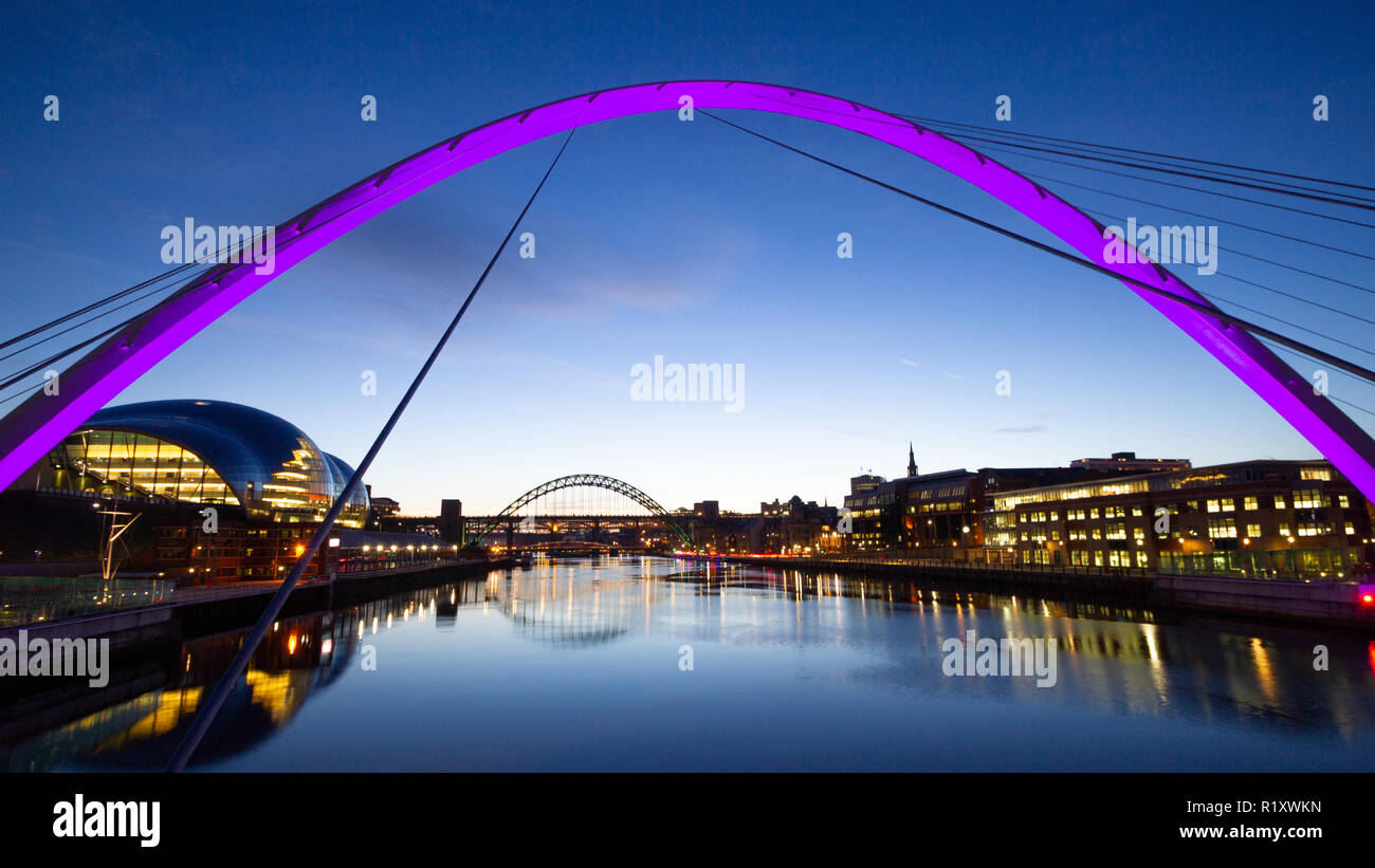 Newcastle/Inglaterra - 15 Feb 2013: puente Gateshead Millennium Bridge de noche Foto de stock