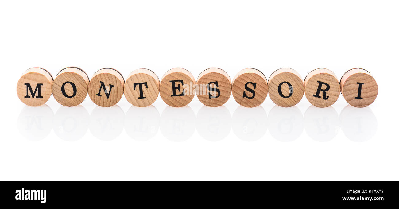 Palabra Montessori desde circular tejuelas de madera con letras los niños de juguete. Concepto de educación escrito en letras de juguetes de niños. Foto de stock