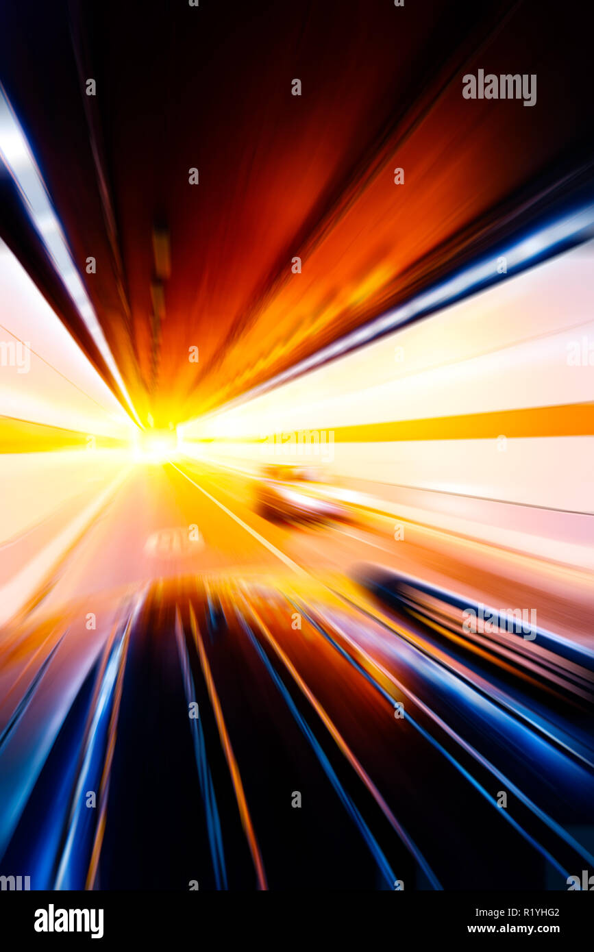 Coches de alta velocidad en el túnel, el desenfoque de movimiento Foto de stock