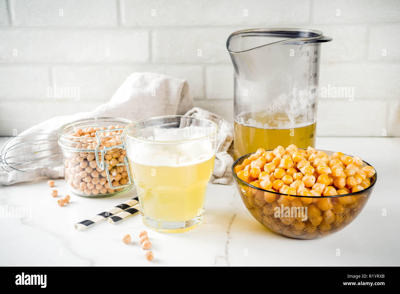 Caldo De Garbanzos Agua Liquida Aquafaba Salmuera Sustituir El Huevo En La Coccion De Recetas Vegetarianas Refresco De Dieta Vegana Fondo De Marmol Blanco Espacio De Copia Fotografia De Stock Alamy Caldo De Garbanzos Agua Liquida Aquafaba Salmuera Sustituir El Huevo En La Coccion De Recetas Vegetarianas Refresco De Dieta Vegana Fondo De Marmol Blanco Espacio De Copia Fotografia De Stock Alamy