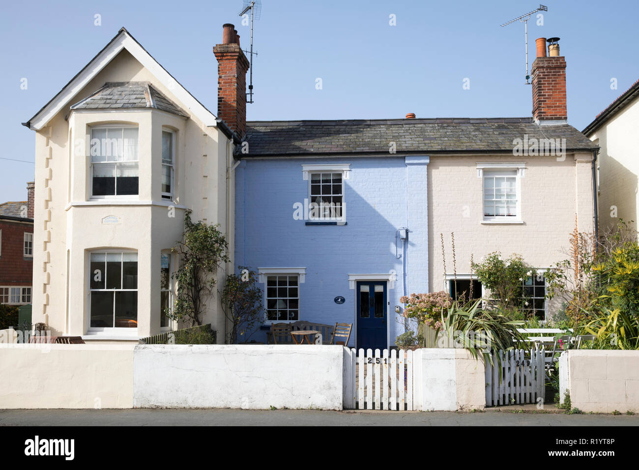 Suffolk coloridas casas junto al mar en Aldeburgh, Inglaterra, Reino Unido. Foto de stock