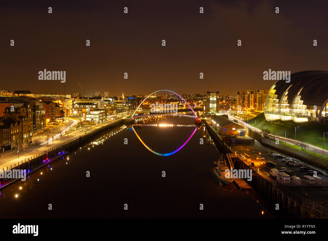 Newcastle upon Tyne/Inglaterra - 10 de febrero de 2014: el Puente del Milenio y Sage en la noche Foto de stock