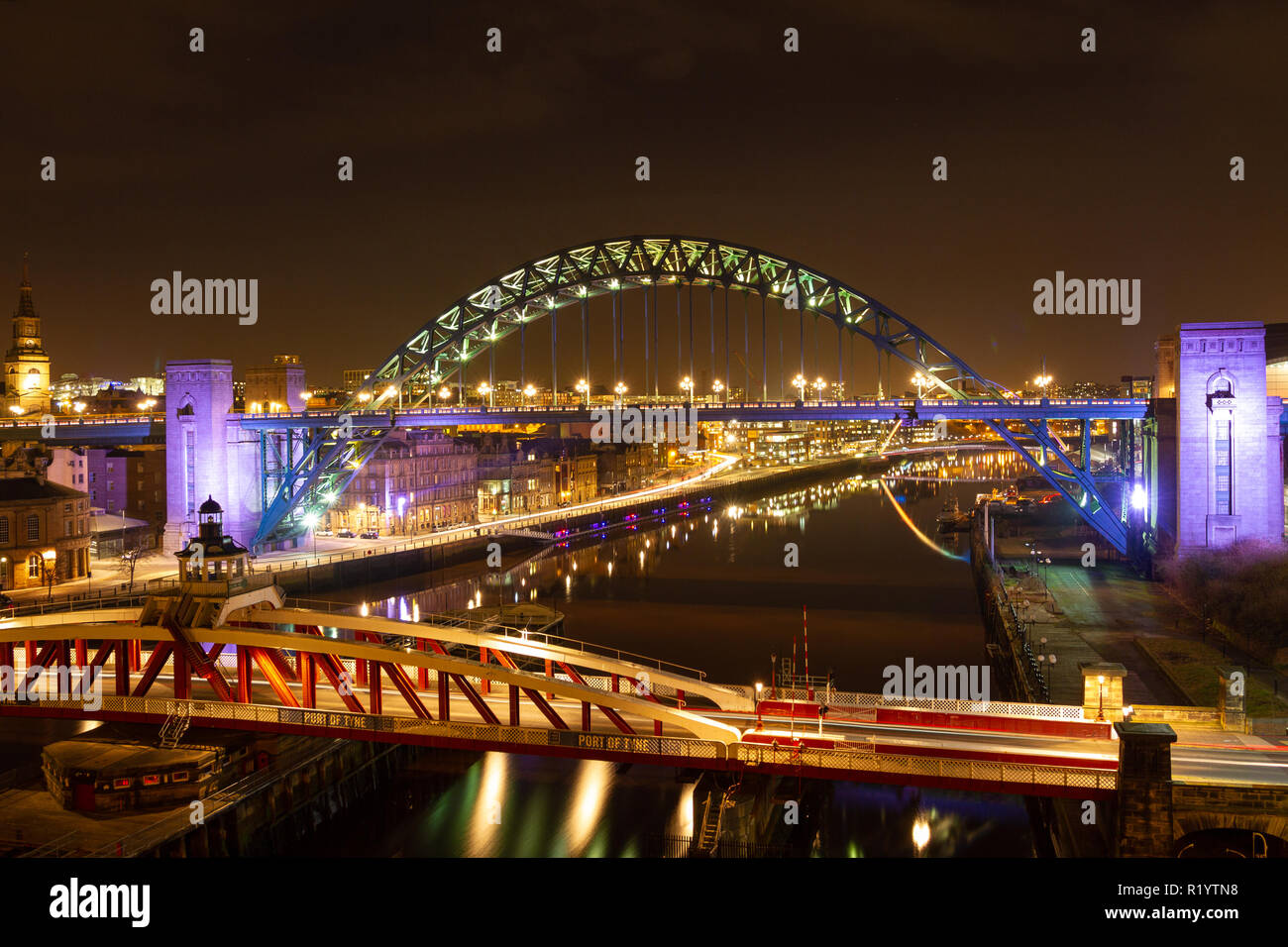 Newcastle upon Tyne/Inglaterra - 10 de febrero de 2014: Tyne Bridge y el puente colgante de noche Foto de stock