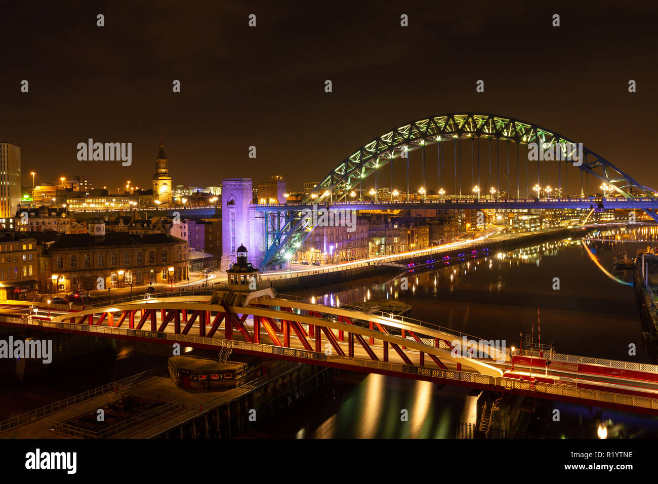 Newcastle upon Tyne/Inglaterra - 10 de febrero de 2014: Tyne Bridge y el puente colgante de noche Foto de stock
