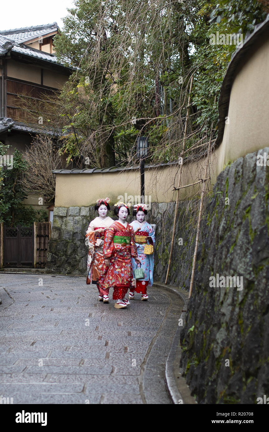 KYOTO - JAPÓN - 10 de enero de 2018: Tres jóvenes geisha son caminar en el camino al templo Kiyomizu-Dera en Kyoto. Foto de stock