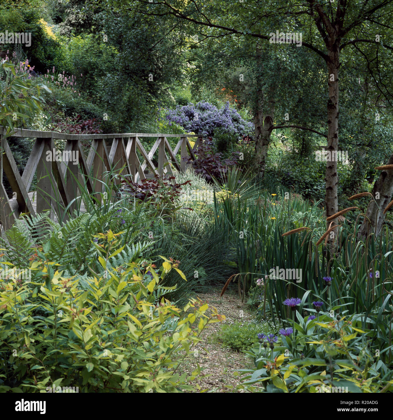 En hillside jardín vallado de madera Foto de stock