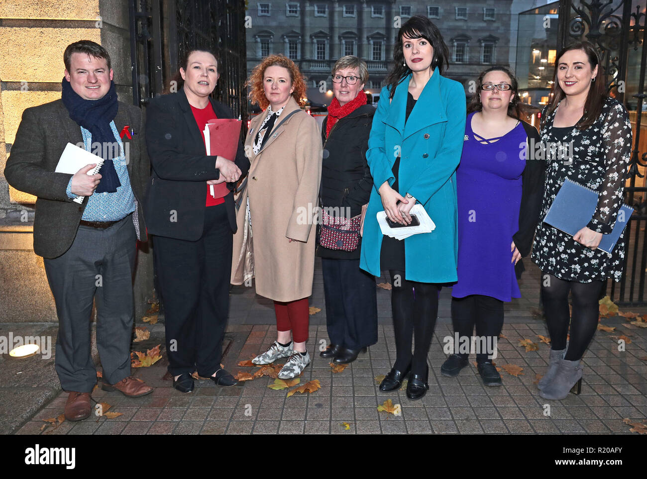 Grainne Teggart (tercera derecha) Irlanda del Norte, activista de Amnistía Internacional con el Sinn Feins Louise O'Reilly (segundo a la izquierda), Megan Fearon (derecha) y miembros de la Alianza para la elección fuera Leinster House en Dublín tras la reunión con el Ministro de Salud, Simon Harris. Foto de stock