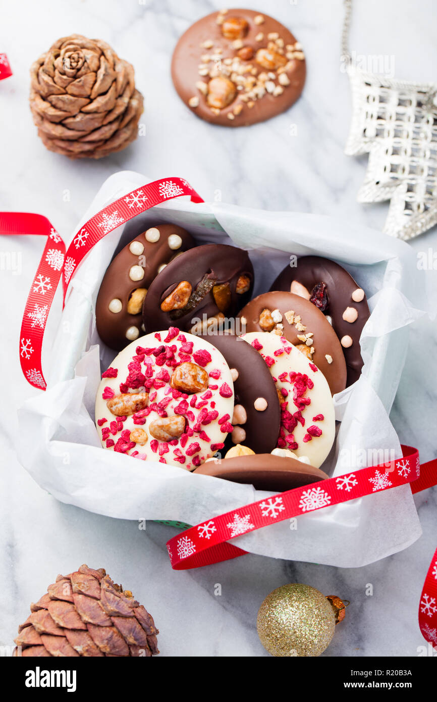 Chocolate, mordidas mediants dulces en una caja de regalo para fiestas de  Navidad y Año Nuevo. Vista desde arriba Fotografía de stock - Alamy