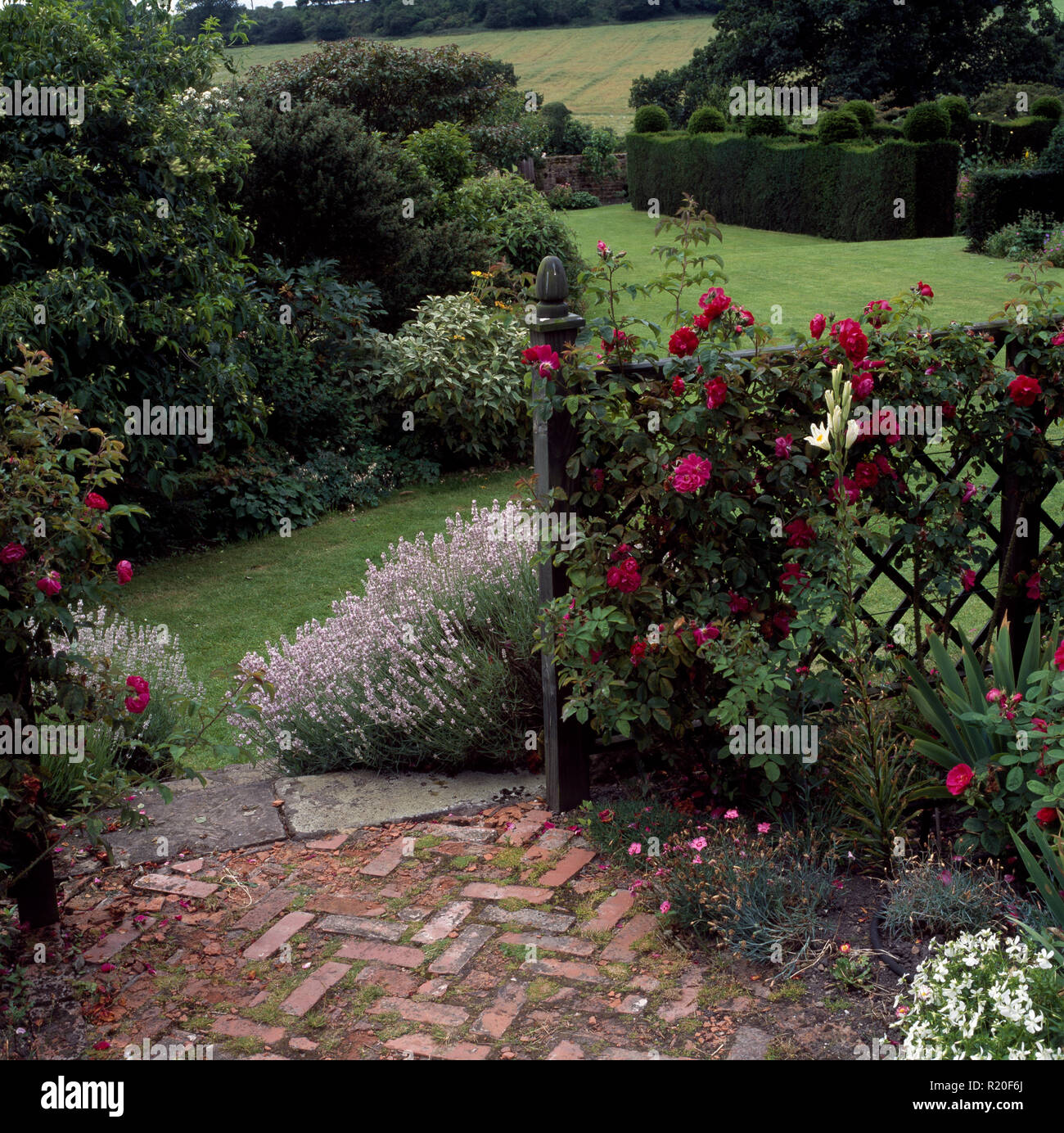 Pavimentación de espiga de ladrillo en gran country garden Foto de stock