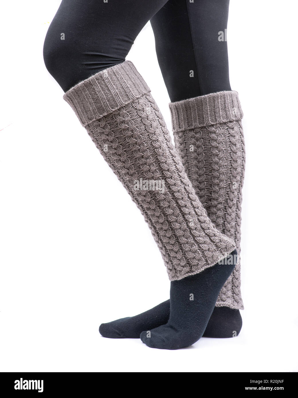 Mujer joven usando cable calentadores de pierna tejido color marrón Fotografía de Alamy