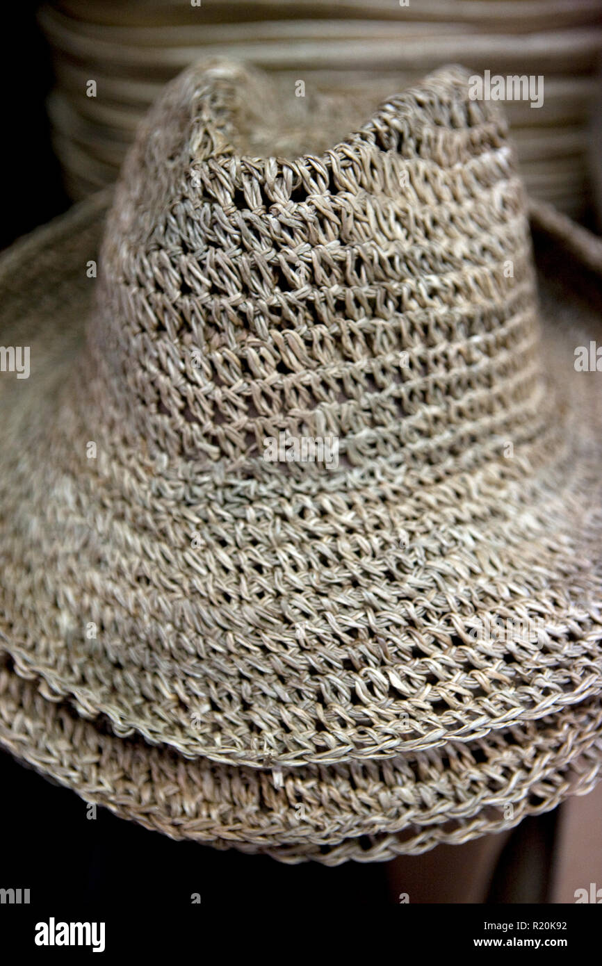 El 9 de diciembre de 2009 - Coustilleres' fábrica de sombreros, Septfonds, Francia - Sombreros al Coustilleres' fábrica de sombreros. Es el corazón de Septfonds francés sombrero de paja, debido a su muy antigua tradición hatter. El sombrero que la industria tuvo su auge comercial a finales del siglo XIX. Es una propiedad familiar Coustillères hat haciendo de la fábrica que ha venido haciendo sombreros de paja en Septfonds durante casi 100 años. Hacen sombreros de paja, fieltro, tela y así como las tapas. El propietario actual es Jean-Claude Coustilleres. Él es uno de los últimos hat creadores de la región. El sombrero de paja de decisiones es muy intensiva en mano de obra y Foto de stock