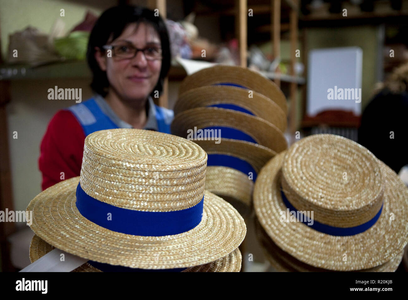 El 9 de diciembre de 2009 - Coustilleres' fábrica de sombreros, Septfonds, Francia - Patricia López trabaja desde hace 13 años en la fábrica de sombreros Coustilleres'. Ella posee el "Canotier" los sombreros están dispuestos a vender. Es el corazón de Septfonds francés sombrero de paja, debido a su muy antigua tradición hatter. El sombrero que la industria tuvo su auge comercial a finales del siglo XIX. Es una propiedad familiar Coustillères hat haciendo de la fábrica que ha venido haciendo sombreros de paja en Septfonds durante casi 100 años. Hacen sombreros de paja, fieltro, tela y así como las tapas. El propietario actual es Jean-Claude Coustilleres. Él es uno de los Foto de stock