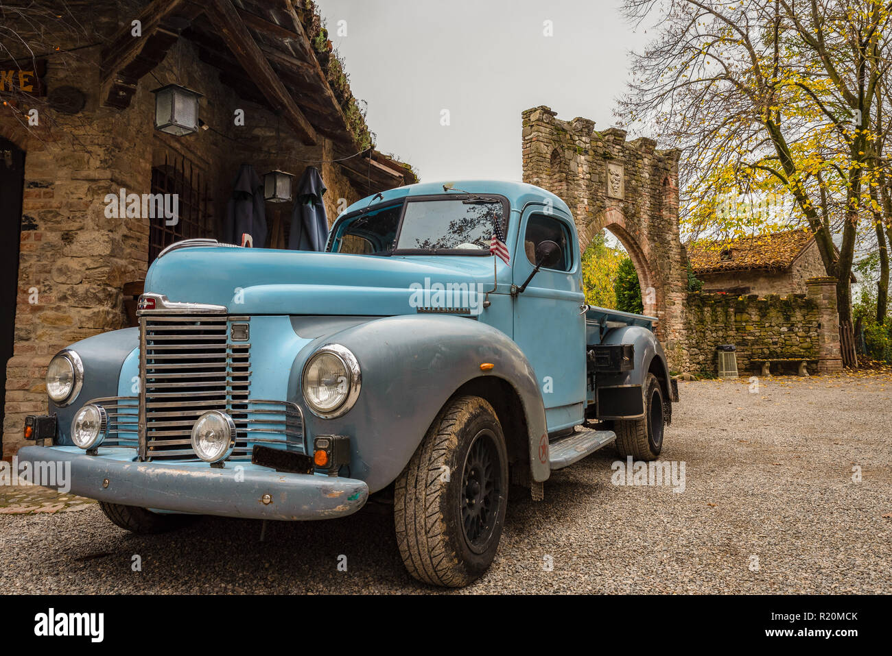 Histórico del recogedor de color azul, estacionado en las calles de un histórico pueblo italiano, coches clásicos americanos, imagen horizontal Foto de stock