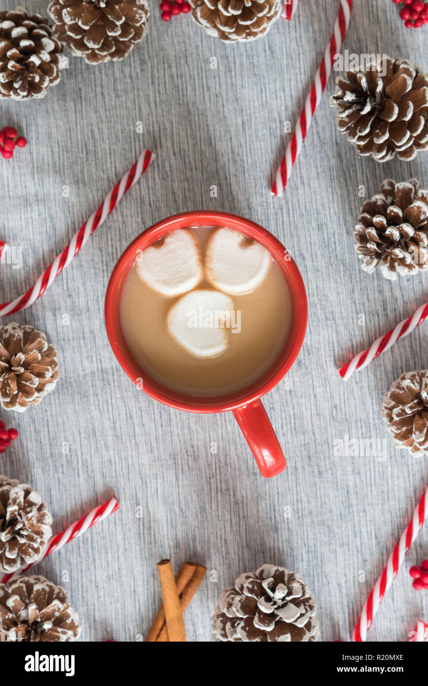 Plano de Navidad todavía ponen la vida en rojo taza de chocolate caliente con malvaviscos en forma de corazón Foto de stock