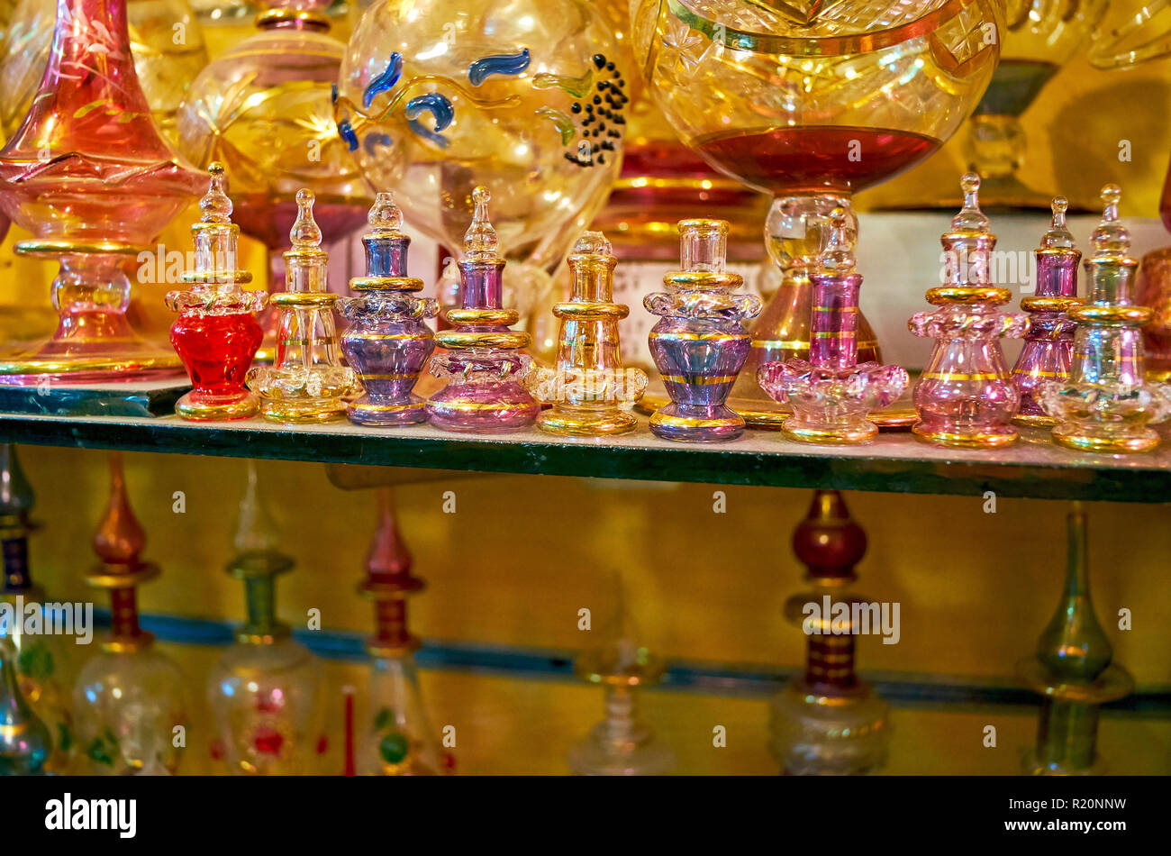 Los hermosos frascos de perfume de cristal egipcio en la cuadra del bazar  de Khan El Khalili, El Cairo, Egipto Fotografía de stock - Alamy