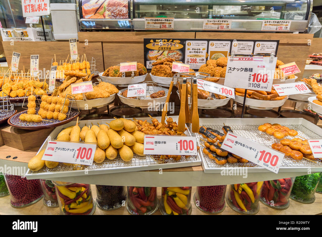 Tokio, Japón - Abril 01, 2017: Descuento comida en supermercado en Sumida, Tokio, Japón. Supermercado comenzará a descontar su comida cuando nos acerquemos Foto de stock