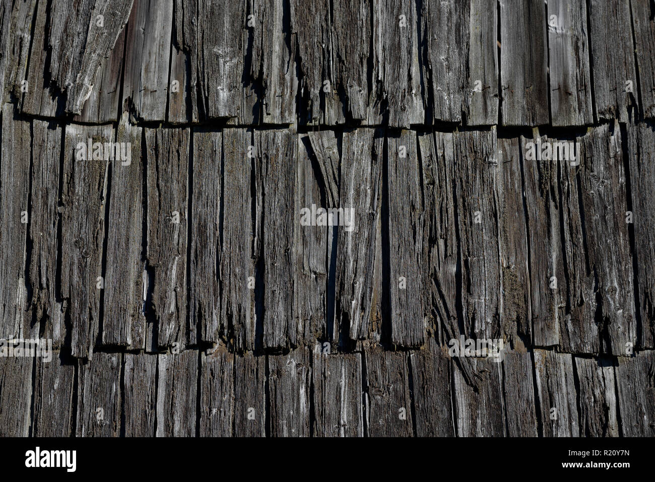 La textura del antiguo techo de madera de la casa. Detalles de la arquitectura rural tradicional Foto de stock