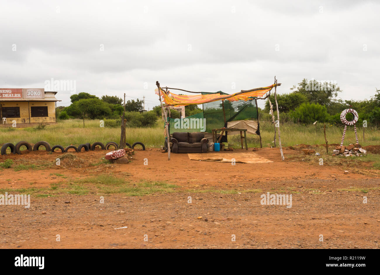 Escena de carretera rural auténticamente africana en la comunidad de la aldea Sudáfrica Foto de stock