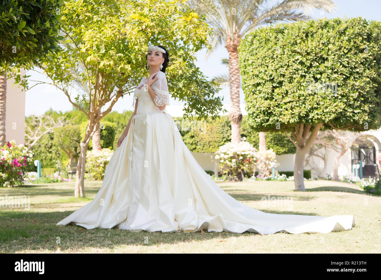 Boda. Vestido de novia moda. Boda con Pretty Woman en hermoso vestido. la  moda nupcial en verano. Novia moderna Fotografía de stock - Alamy