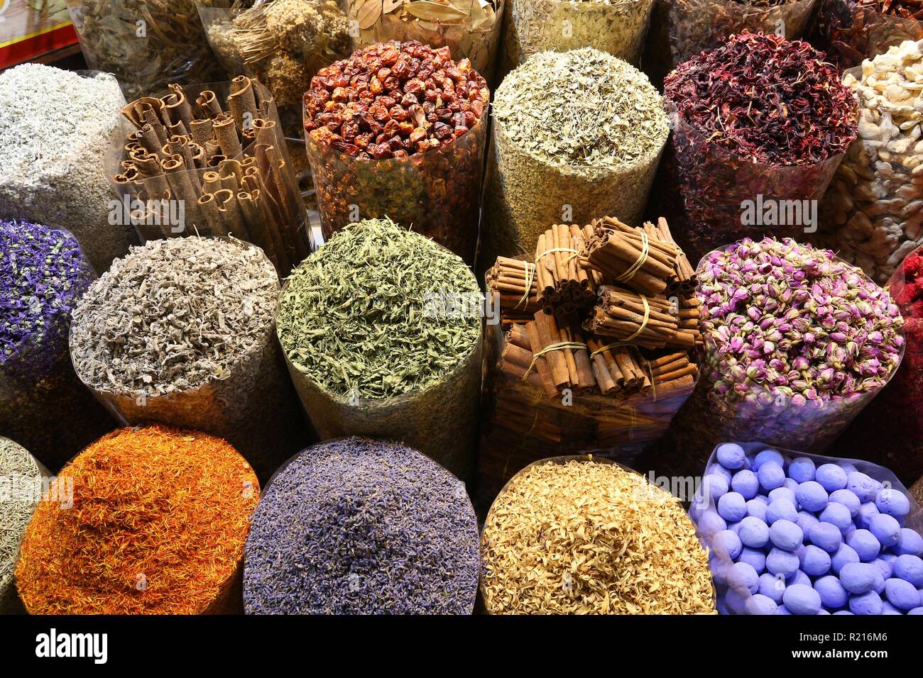 Especias y hierbas colorida selección en Dubai Spice Souk. Foto de stock