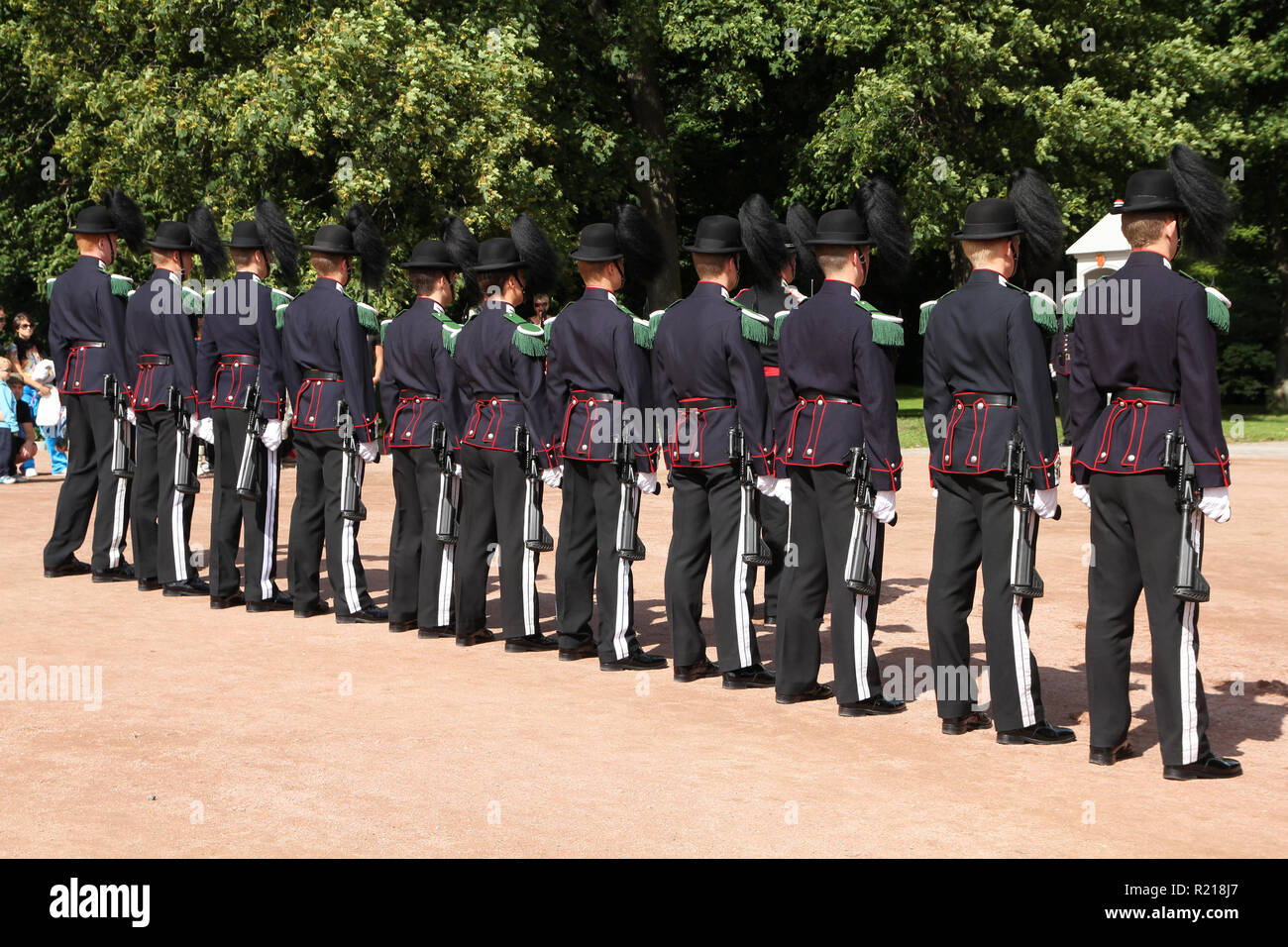 OSLO - Agosto 21: Guardia Real del Ejército de Noruega el 21 de agosto de 2010 en Oslo, Noruega. Ceremonia de cambio de guardia que atrae mucho la atención del turista Foto de stock