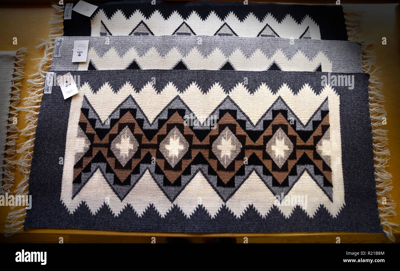 Alfombras de lana tejidas a mano para venta a Ortega de Chimayo, una tienda  de Chimayo, Nuevo México, una ciudad conocida por su centenaria tradición  de tejer en el span Fotografía de