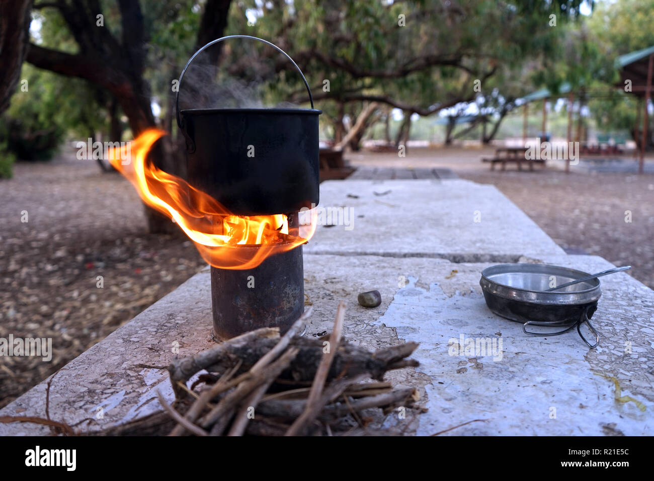 Camping estufa de leña sobre la mesa en el área de piknik Foto de stock