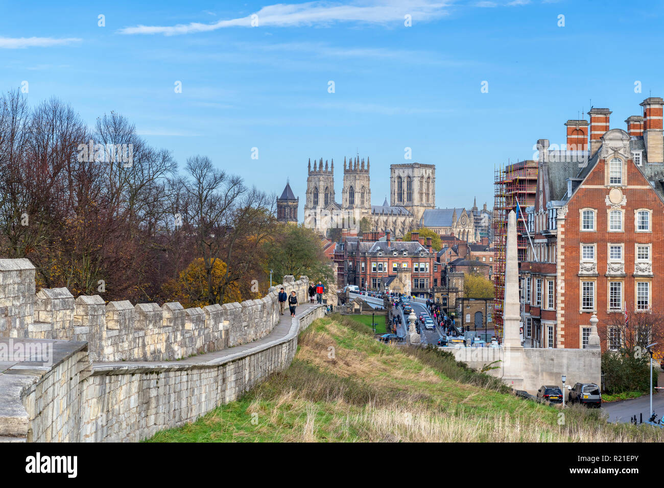 Vista a lo largo de las paredes hacia York York Minster (Catedral de York), York, North Yorkshire, Inglaterra Foto de stock