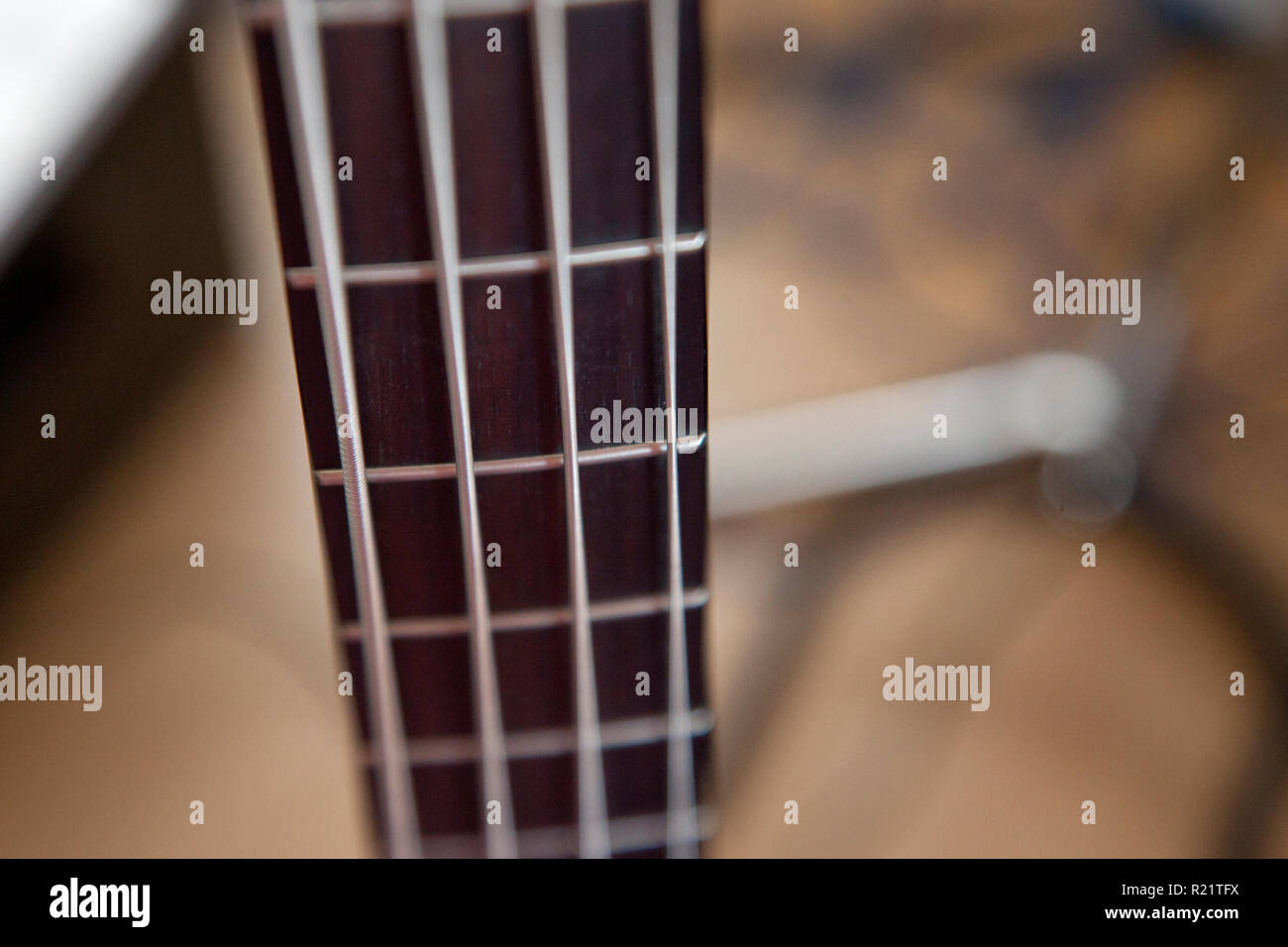 Soft Focus sobre la madera metal trastes y cuerdas de la guitarra  Fotografía de stock - Alamy