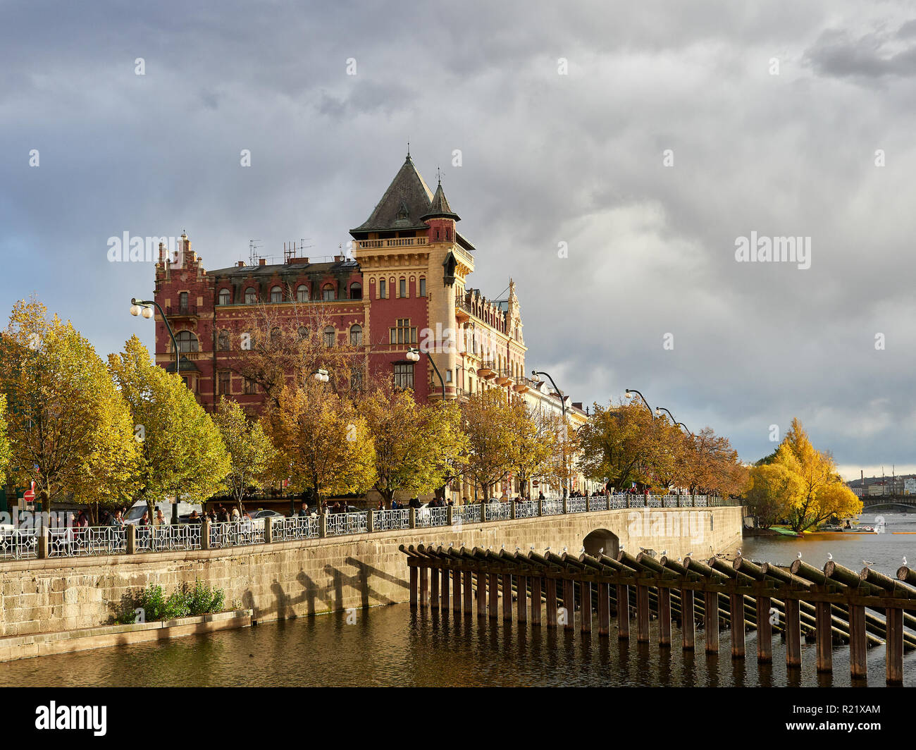 Praga, República Checa - 30 de octubre de 2018, vista del edificio con la arquitectura medieval hacia el río Vltava, en la soleada tarde de otoño nublado pero Foto de stock