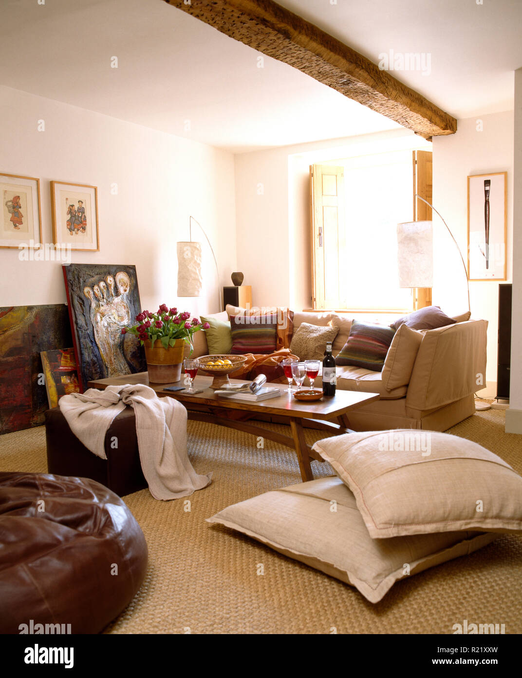 Crema de cojines y alfombras de piso en sala blanca Fotografía de stock -  Alamy