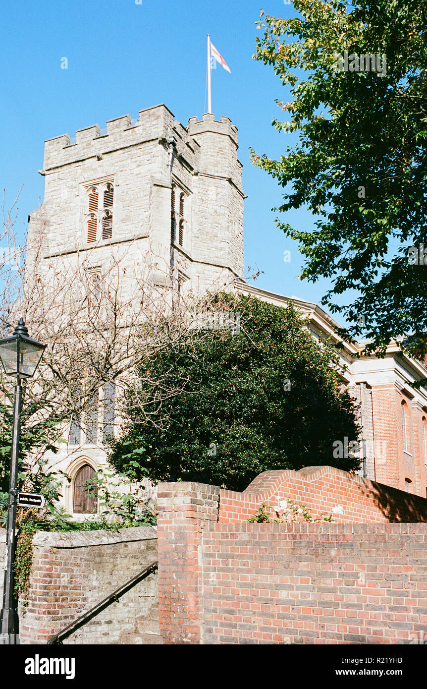 La torre del siglo XV de la iglesia de Santa María en Twickenham, Greater London, Reino Unido Foto de stock