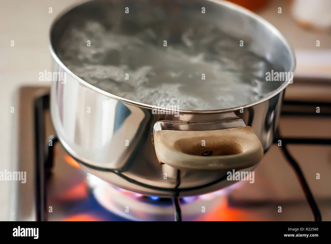 En una olla de agua hirviendo sobre una estufa encendida. Concepto de  cocina Fotografía de stock - Alamy