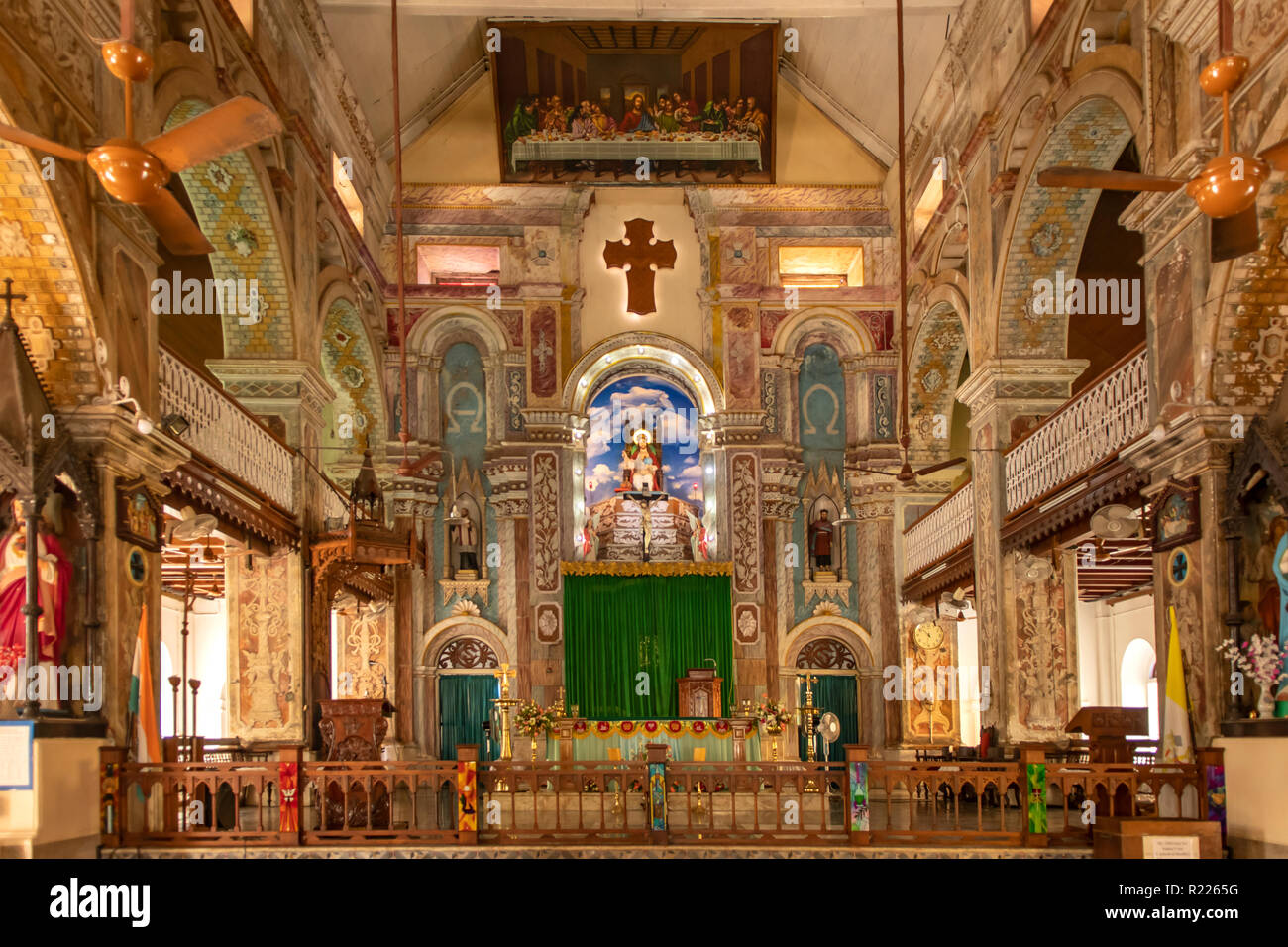Nave y el Altar de la Santa Cruz, Basílica Catedral, fortaleza Cochin, Kerala, India Foto de stock