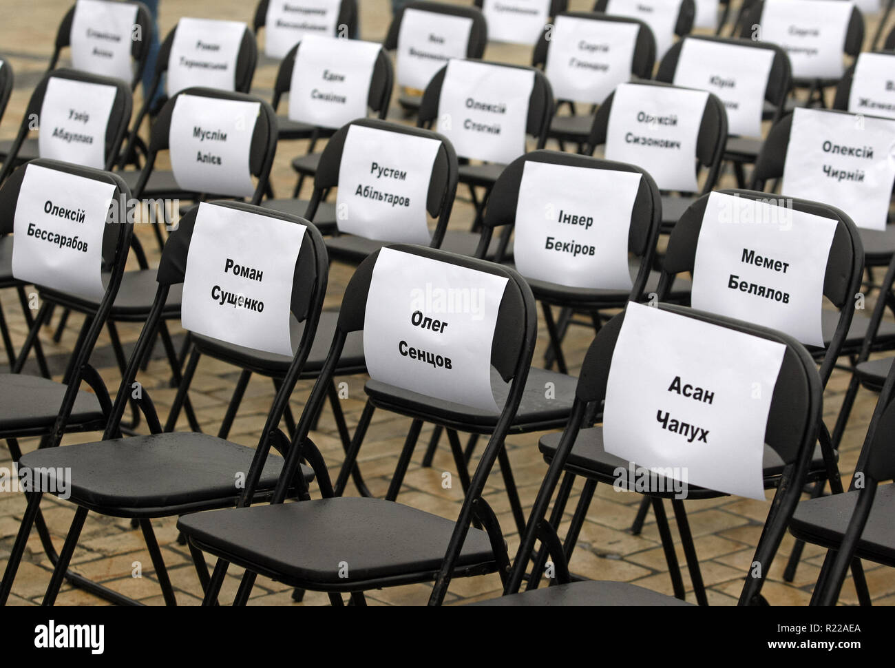 Kiev, Ucrania. 15 Nov, 2018. Las sillas vacías con hojas adjuntas con  nombres de prisioneros políticos ucranianos en Rusia, se observan durante la  interpretación simbólica llamada ''tumbonas gratis en la Plaza de