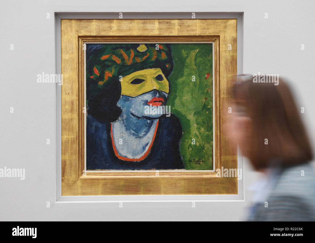 Baden Baden, Alemania. 15 Nov, 2018. Una persona en el Museo Frieder Burda  pasa la obra "La máscara Amarilla' por Max Pechstein desde 1910. Esto es  parte de la exposición 'DIE BRÜCKE