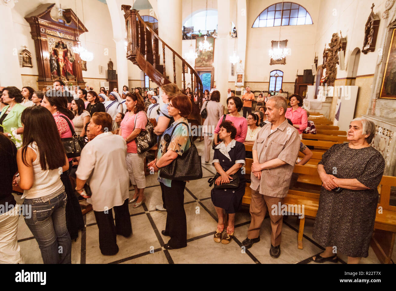 Damasco, Siria : ceremonia Cristiana en la Iglesia de San Pablo, sede de la Iglesia Católica siríaca en Damasco Fotografía de stock - Alamy Damasco, Siria : ceremonia Cristiana en la Iglesia de San Pablo, sede de la Iglesia Católica siríaca en Damasco Fotografía de stock - Alamy