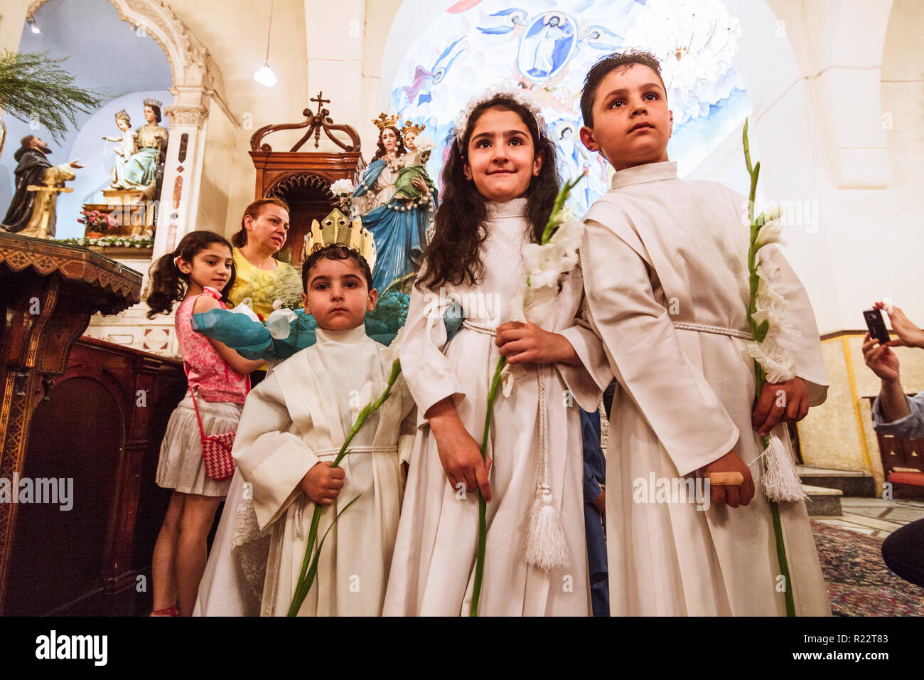 Damasco, Siria : ceremonia Cristiana en la Iglesia de San Pablo, sede de la Iglesia Católica siríaca en Damasco Fotografía de stock - Alamy Damasco, Siria : ceremonia Cristiana en la Iglesia de San Pablo, sede de la Iglesia Católica siríaca en Damasco Fotografía de stock - Alamy